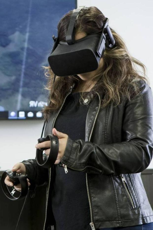 学生使用VR头显