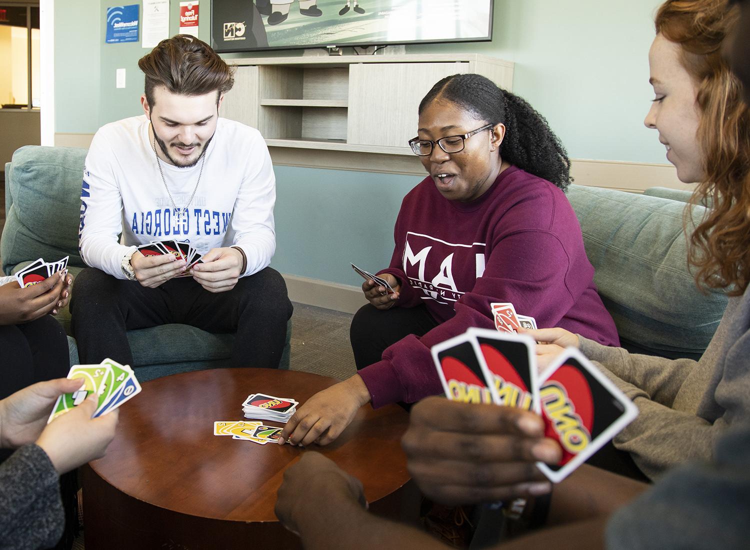 学生在宿舍公共区域玩Uno