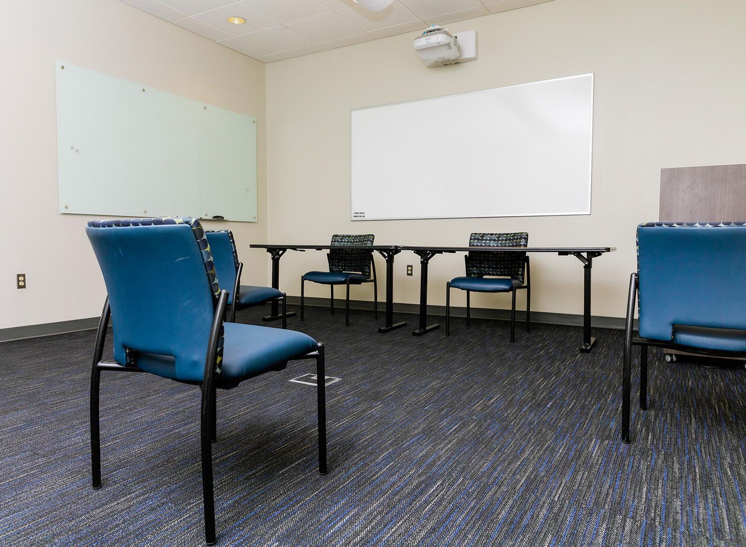 104会议室，视野向右，有椅子、讲台和白板