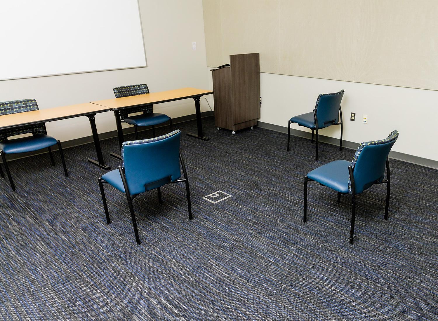 104会议室，面朝左边，有椅子、讲台和白板