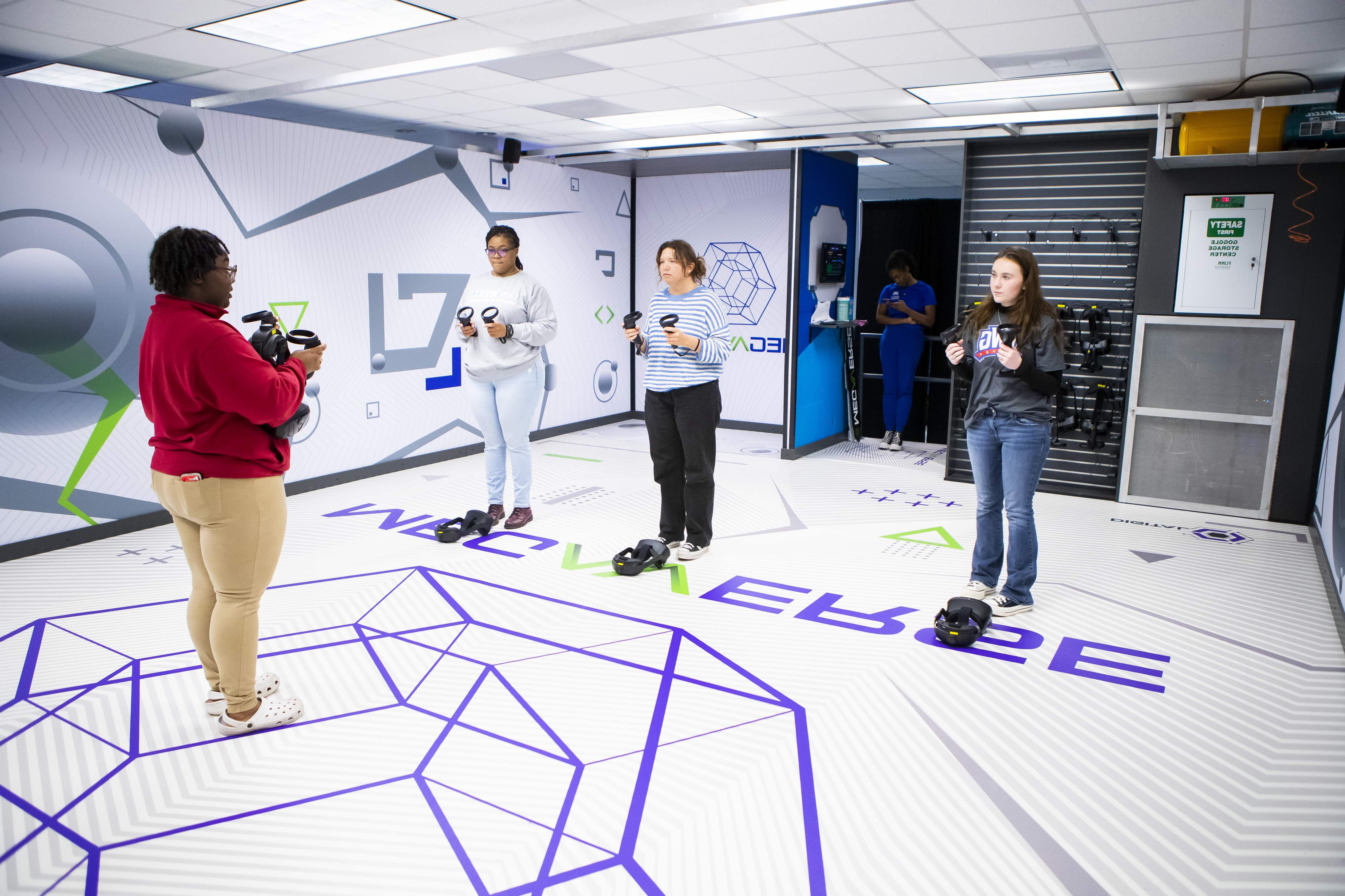三名学生正在学习如何使用虚拟现实设备.